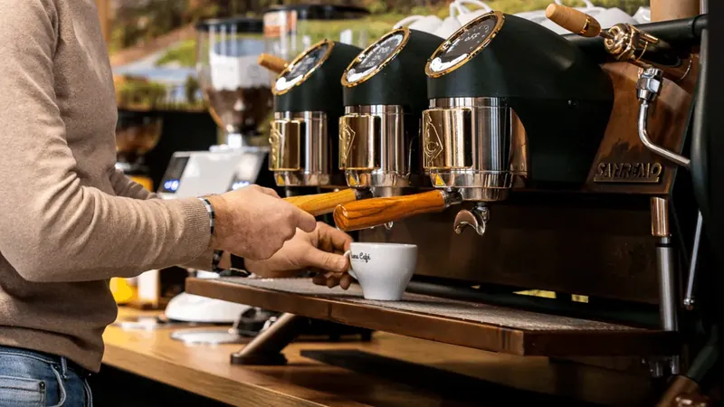 Barista przy ekspresie w showroomie w Czańcu